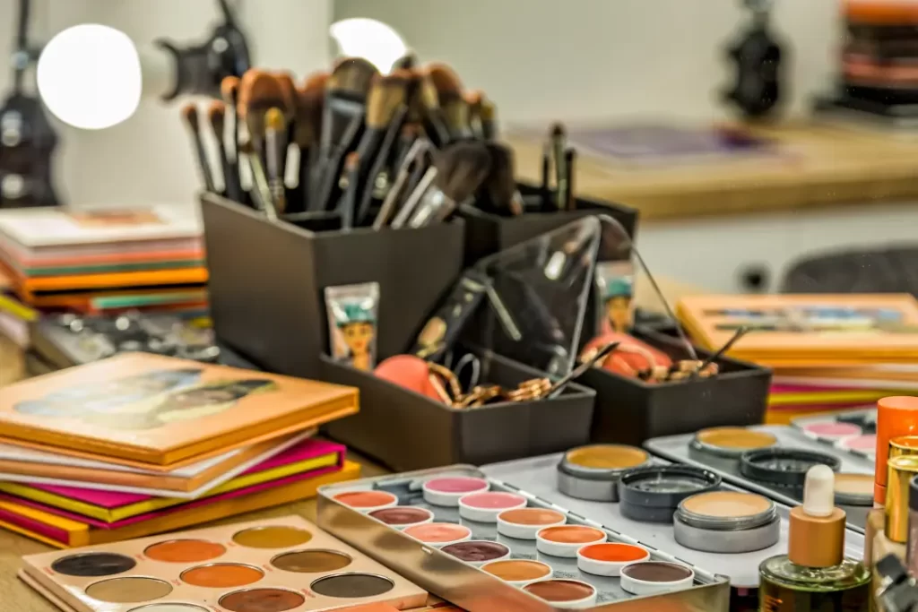 Make-up a účesy PEARL • Luxury Beauty salon selective focus shot of makeup tools 2025 02 03 16 50 16 utc PEARL • Luxury Beauty salon